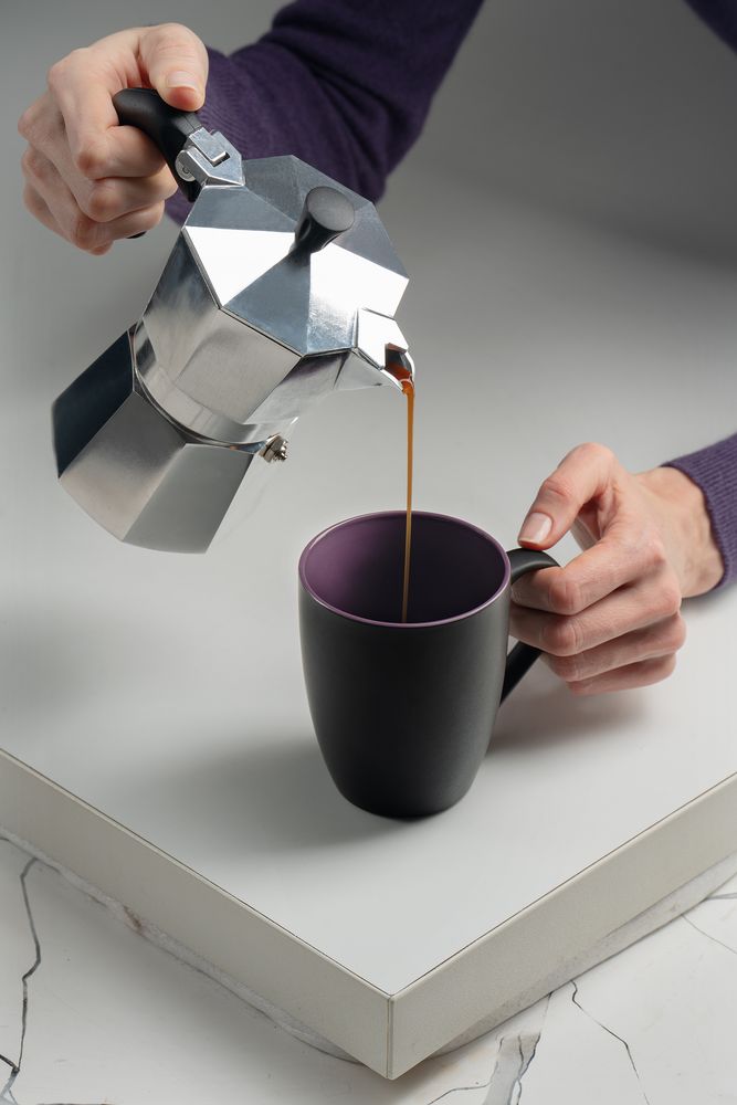 Кружка Bright Tulip, матовая, черная с фиолетовым — изображение 4