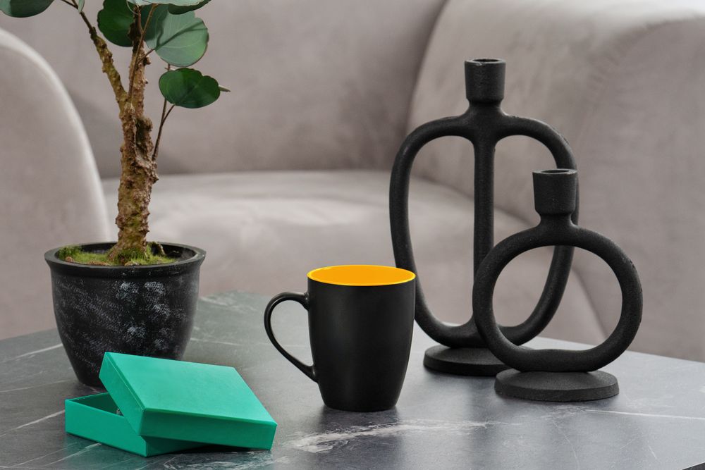 Кружка Bright Tulip, матовая, черная с желтым — изображение 4