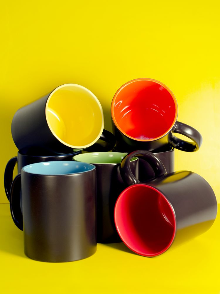 Кружка-хамелеон On Display, матовая, черная с красным — изображение 8