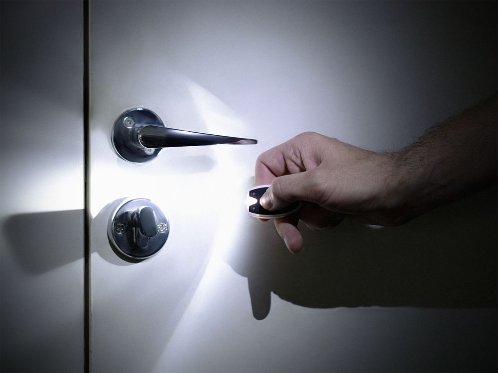 Брелок-фонарик Vivid, ver.2, черный с белым — изображение 5