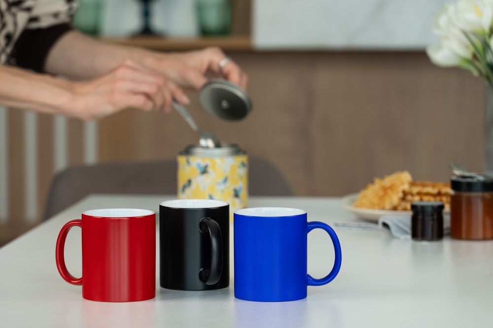 Кружка «Хамелеон», глянцевая, черная — изображение 7