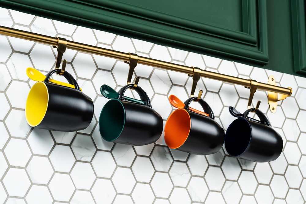 Кружка-хамелеон Melty с ложкой, черная с синим — изображение 7