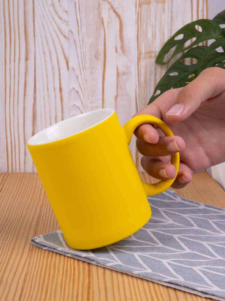 Кружка Promo Soft с покрытием софт-тач, желтая — изображение 4