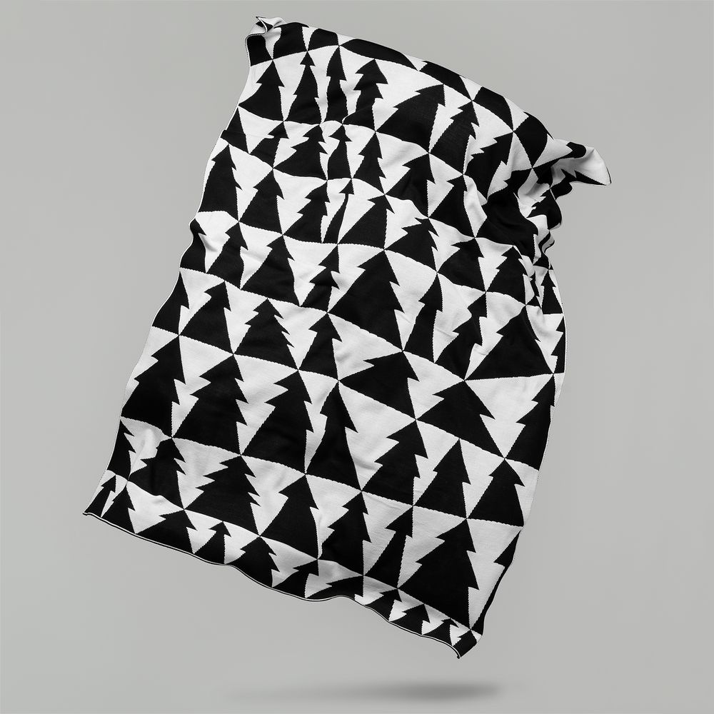 Плед «Танцующий лес», белый с черным — изображение 8