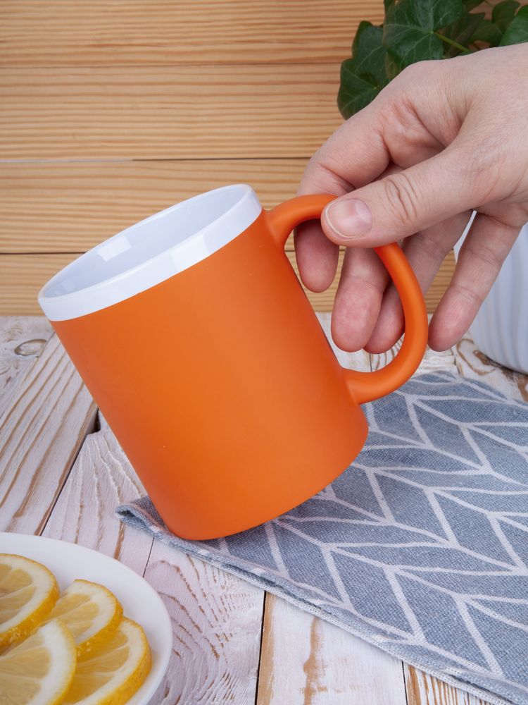Кружка StopSpot с покрытием софт-тач, оранжевая — изображение 4