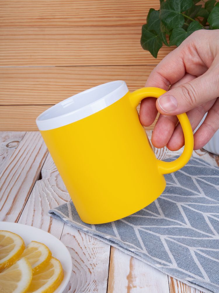 Кружка StopSpot с покрытием софт-тач, желтая — изображение 4