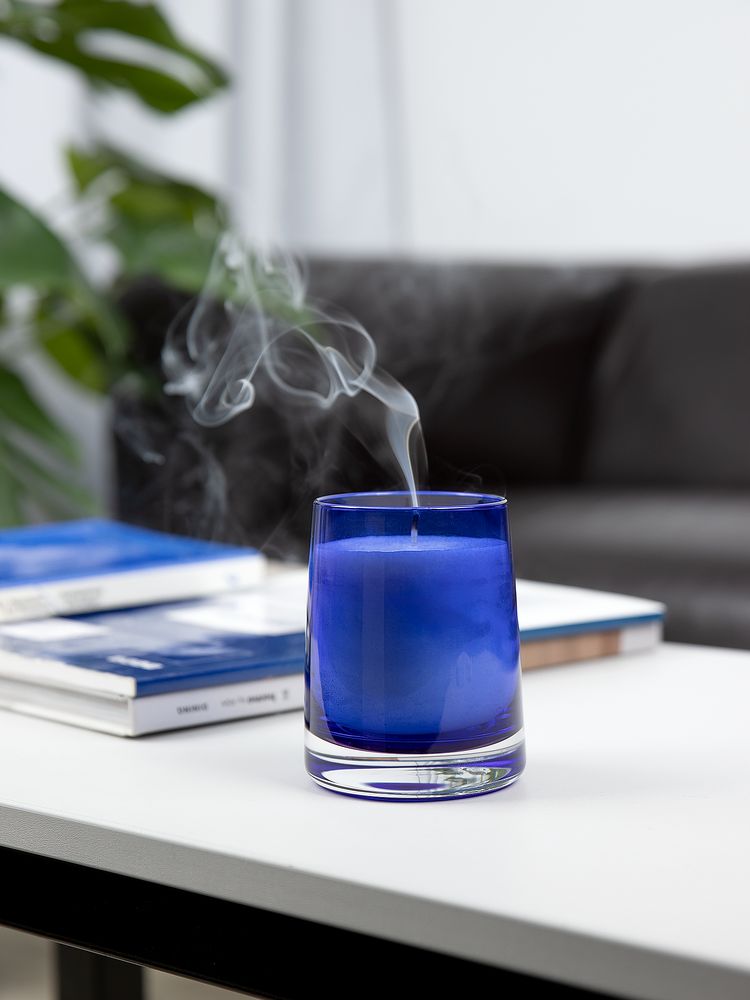 Ароматическая свеча Fragnola, пряная древесина и кардамон, темно-синяя — изображение 7