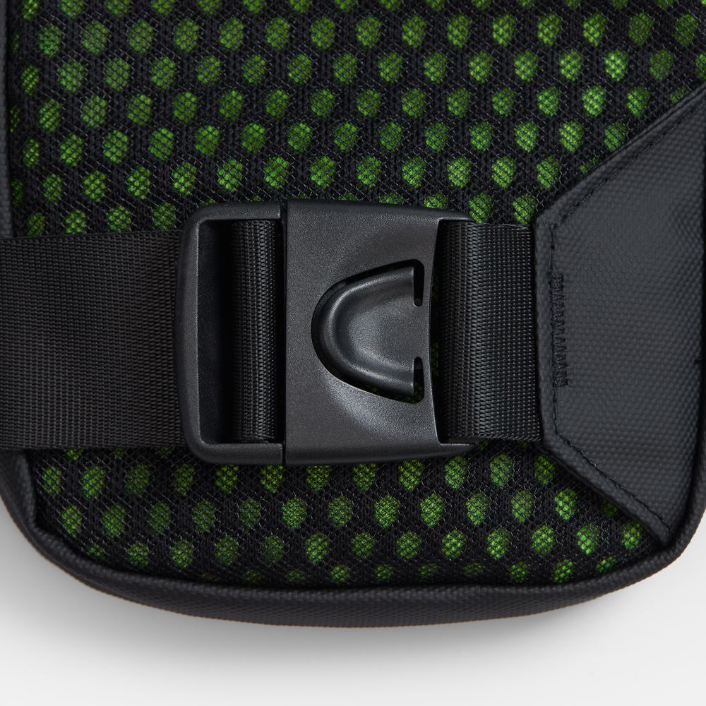 Спортивная кросс-боди сумка UrbanHike, черная — изображение 6